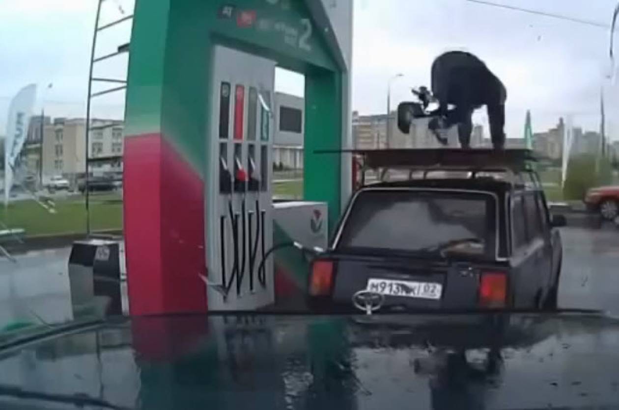 Όμορφα πράγματα συμβαίνουν στα βενζινάδικα! (βίντεο)