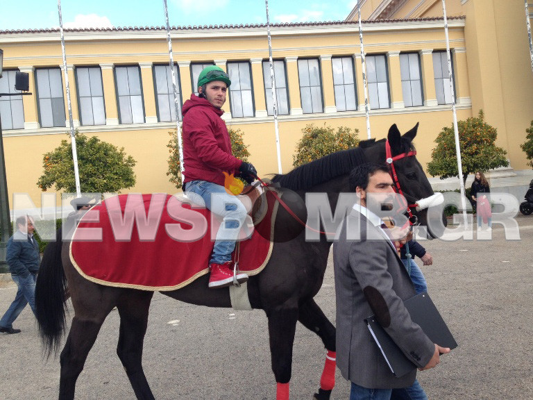 Συγκέντρωση διαμαρτυρίας με άλογα στο Ζάππειο! (Φωτό&Βίντεο)