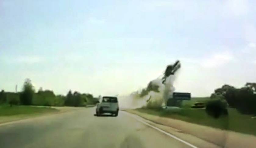 Σοκαριστικό βίντεο - Όχημα συγκρούστηκε και εκσφενδονίστηκε στον αέρα!