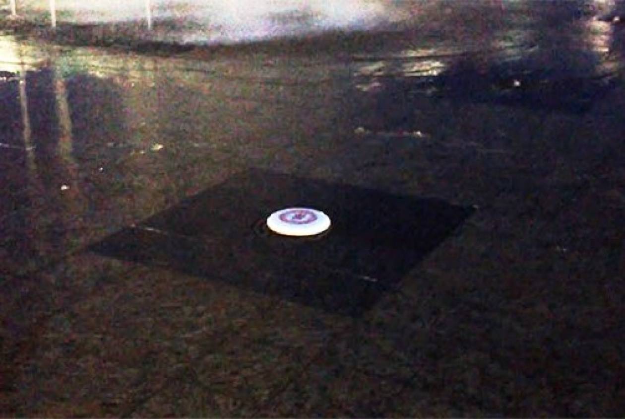 Τι θα συμβεί αν βάλεις ένα frisbee πάνω σε συντριβάνι; (βίντεο)