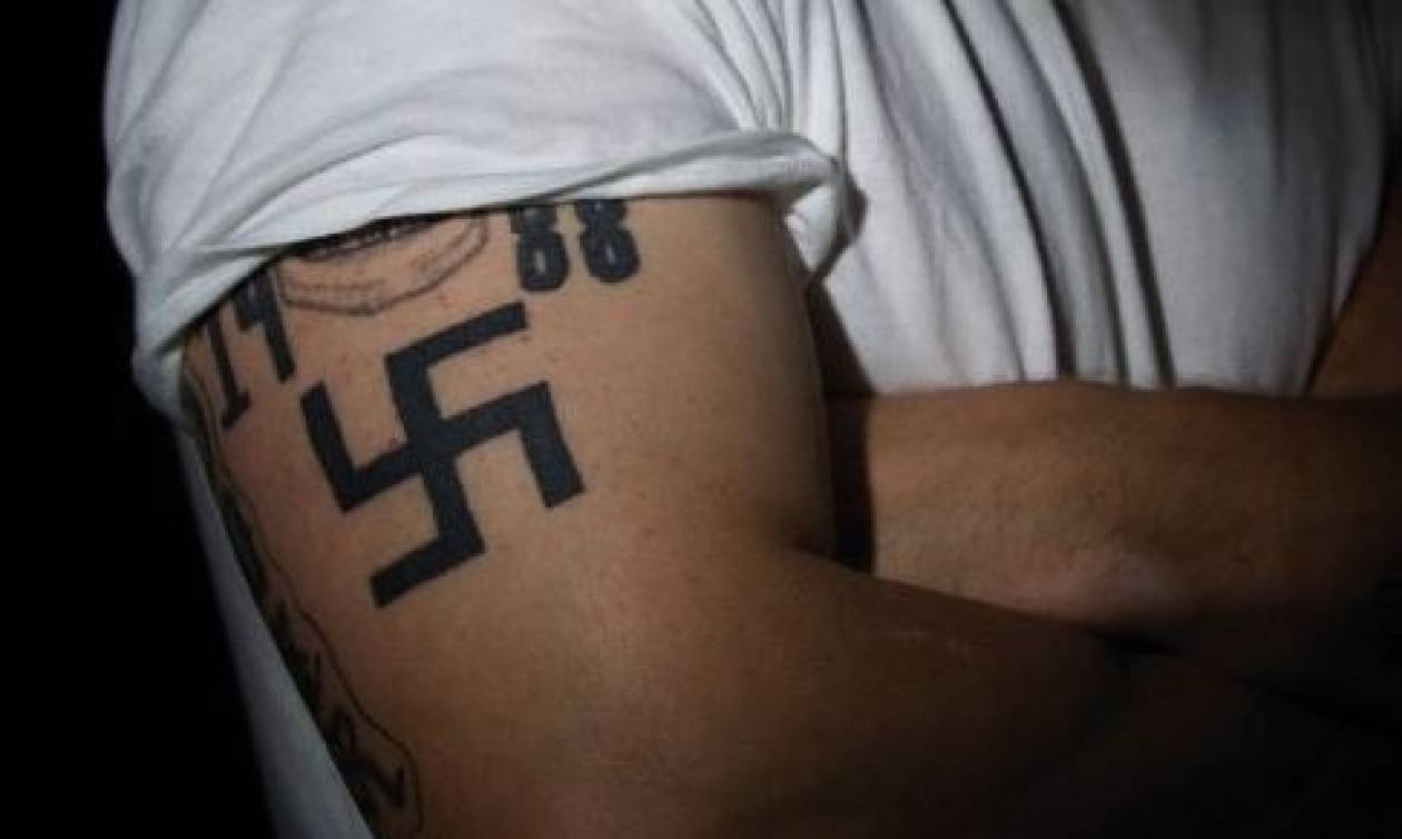 Γάλλος στρατιώτης με ναζιστικό σύμβολο στο μπράτσο