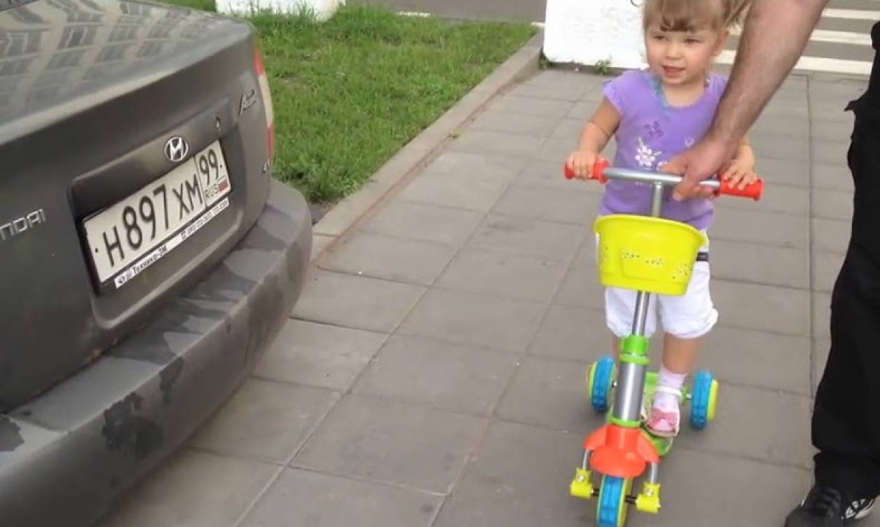 Ένα απίστευτο κοριτσάκι 2 ετών γνωρίζει όλες τις μάρκες των οχημάτων!