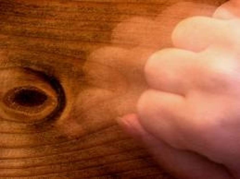 Είναι σωστή η φράση «Χτύπα ξύλο» όταν θέλουμε να αποφύγουμε το κακό;