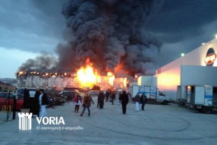 Σέρρες: Υπό πλήρη έλεγχο η φωτιά στο εργοστάσιο της Κρι-Κρι (pics+vid)