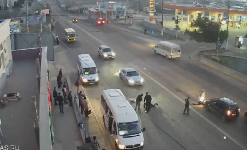 Ατύχημα - σοκ σε δρόμο της Σεβαστούπολης (βίντεο)