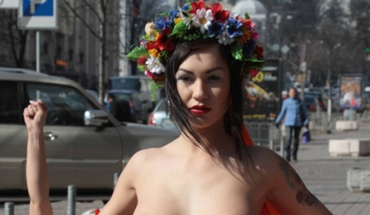 Ημίγυμνη ακτιβίστρια των FEMEN διέκοψε χριστουγεννιάτικη λειτουργία