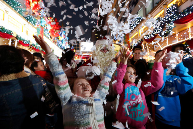 Δείτε πώς γιόρτασαν τα Χριστούγεννα σε όλο τον κόσμο (pics)