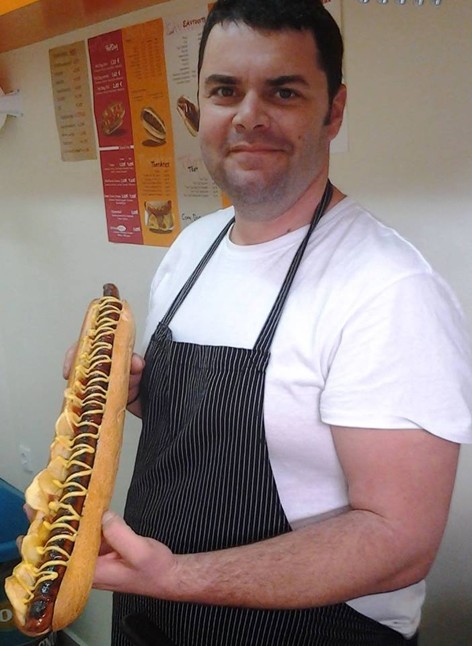 Σύρος: Έφτιαξε hot dog μήκους 1,5 μέτρου! (pics)