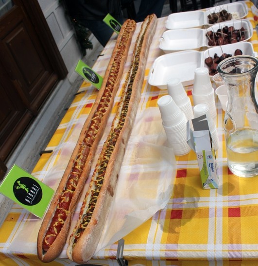 Σύρος: Έφτιαξε hot dog μήκους 1,5 μέτρου! (pics)