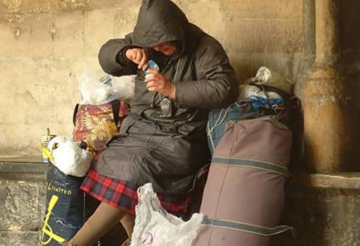 Πάτρα: Άστεγη κοιμάται τα βράδια στην πλατεία Υψηλών Αλωνίων