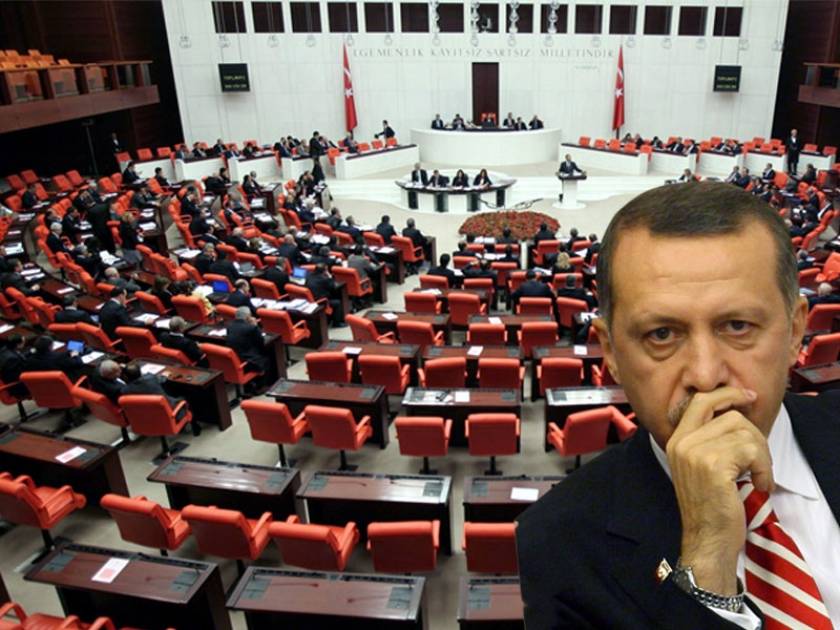 Σε «συμπληγάδες» ο Ερντογάν – Παραιτούνται και βουλευτές του