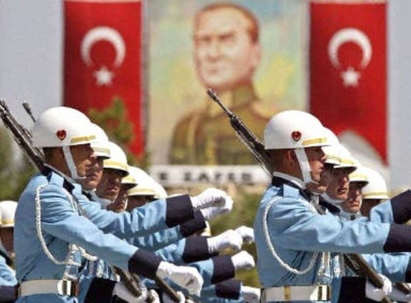 Τουρκία: Ο Στρατός παρενέβη, δηλώνοντας πως. . . δεν παρεμβαίνει!