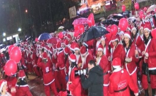 Χιλιάδες Άγιοι Βασίληδες με ομπρέλες, στους δρόμους των Χανίων 