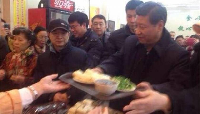 ΜΠΡΑΒΟ ΤΟΥ: Στην ουρά για ένα πιάτο φαγητό ο πρόεδρος της Κίνας!