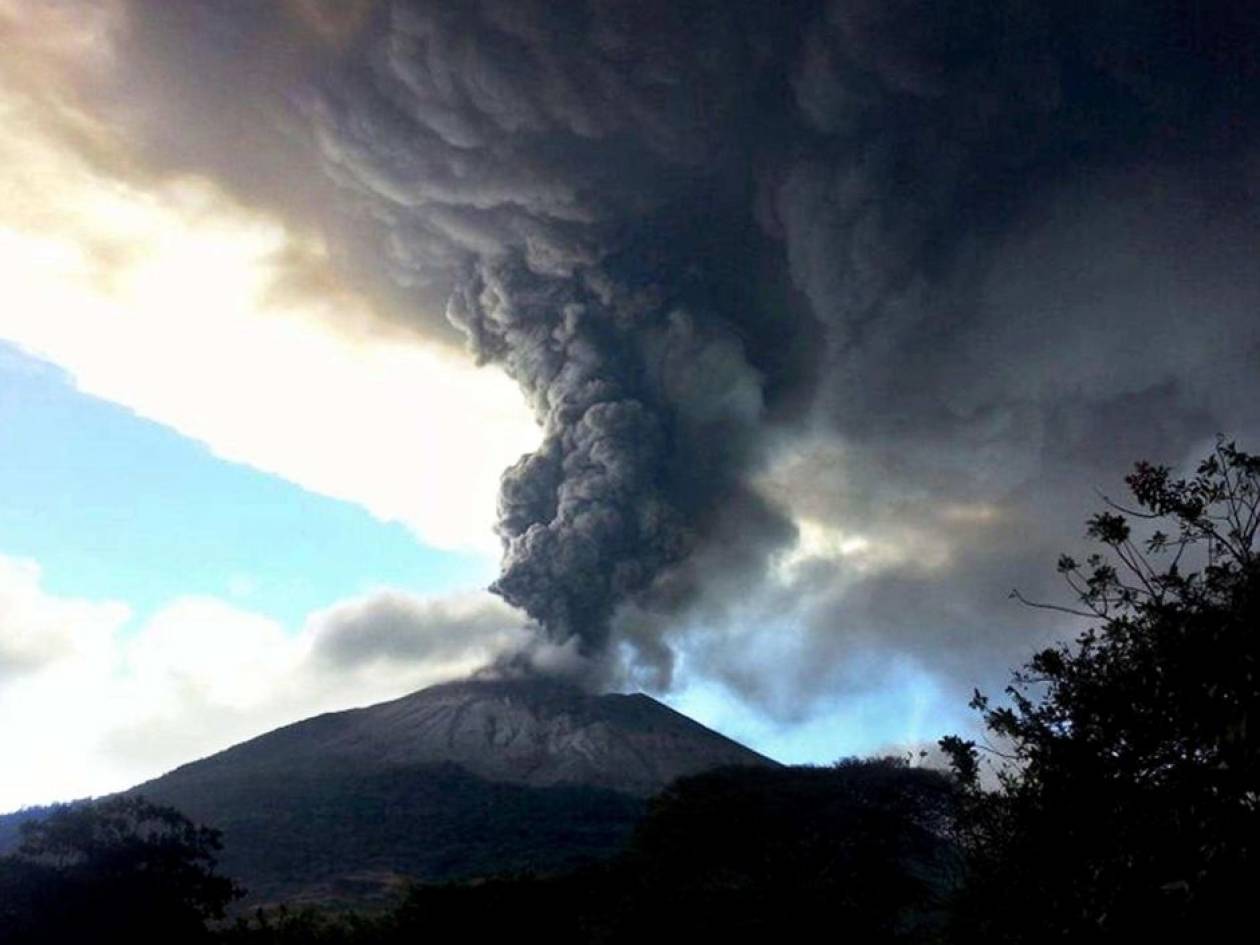 «Ξύπνησε» το ηφαίστειο Τσαπαράστικ στο Σαν Μιγκέλ