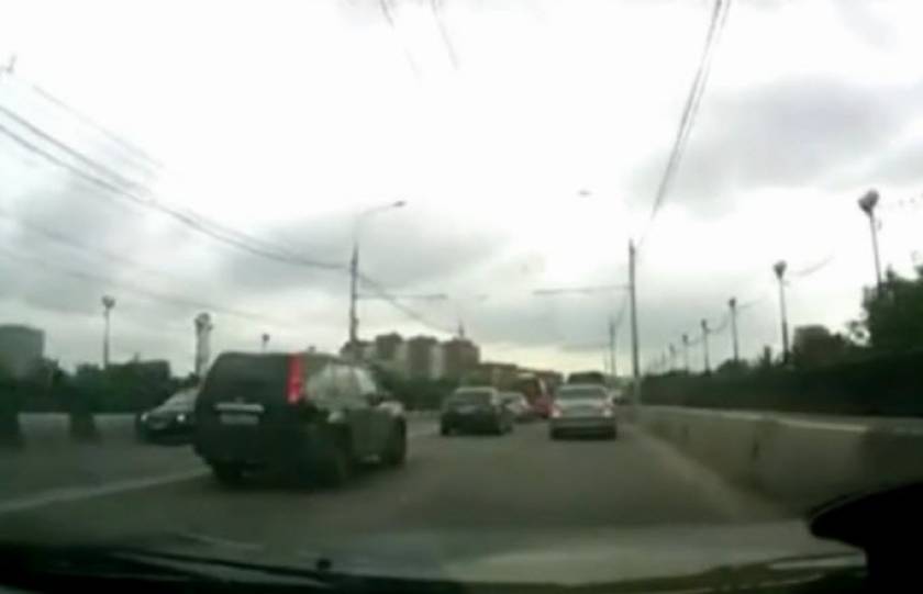 Να τι προκαλεί κυκλοφοριακό χάος στους δρόμους της Ρωσίας! (βίντεο)