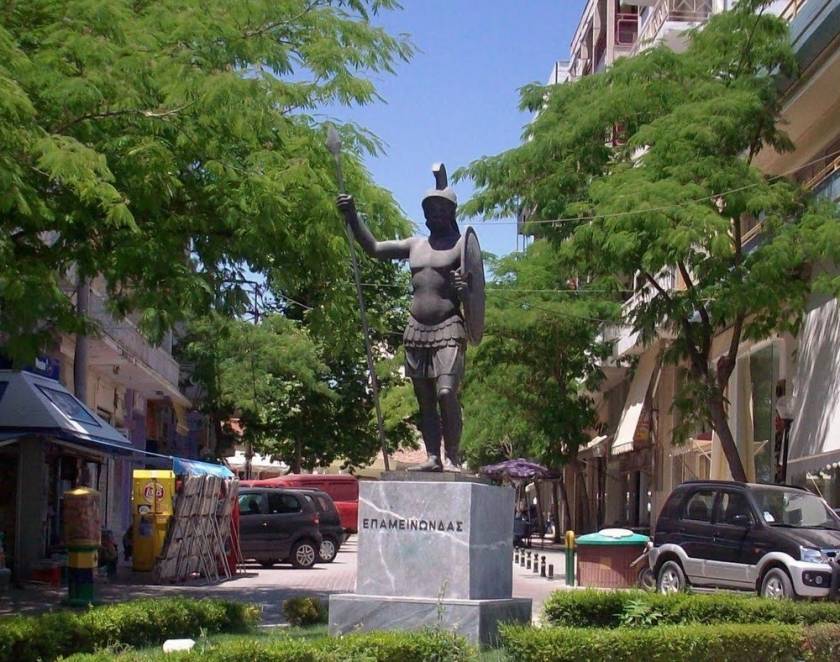 Ντροπή! Βεβήλωσαν το άγαλμα του Επαμεινώνδα στη Θήβα!