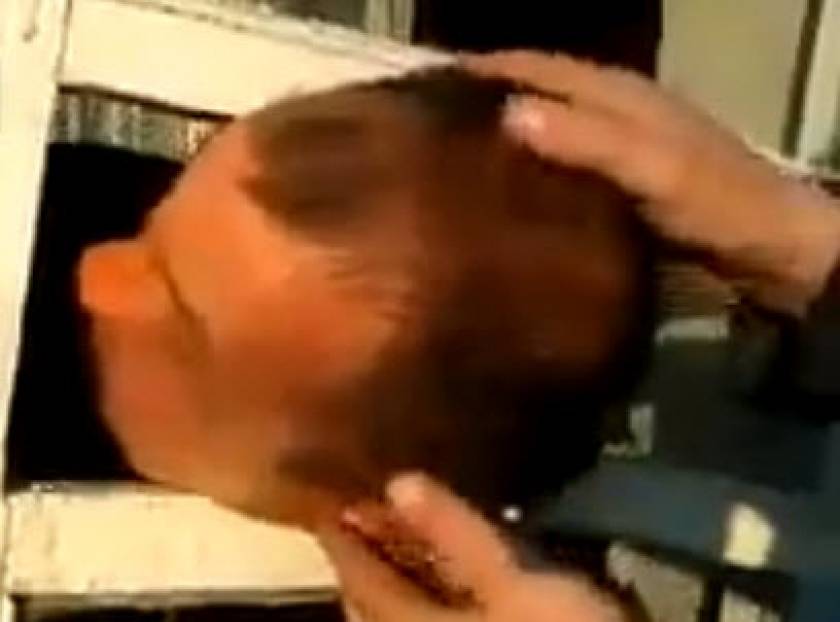 Μεθυσμένος σφήνωσε το κεφάλι του σε παράθυρο (βίντεο)