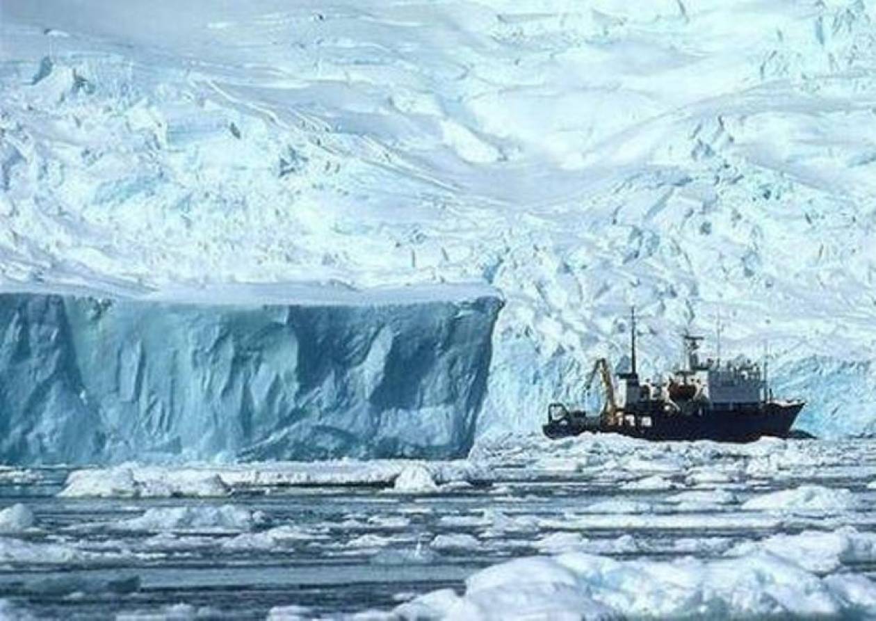 Τρίτο παγοθραυστικό στην Ανταρκτική για να απεγκλωβίσει τα δύο πλοία