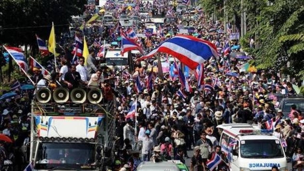 Μπανγκόκ: Στους δρόμους χιλιάδες αντικυβερνητικοί διαδηλωτές