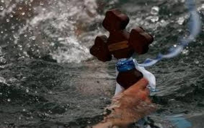 Ρόδος: 60χρονη έπεσε με τα ρούχα στην θάλασσα μόλις έριξαν το σταυρό