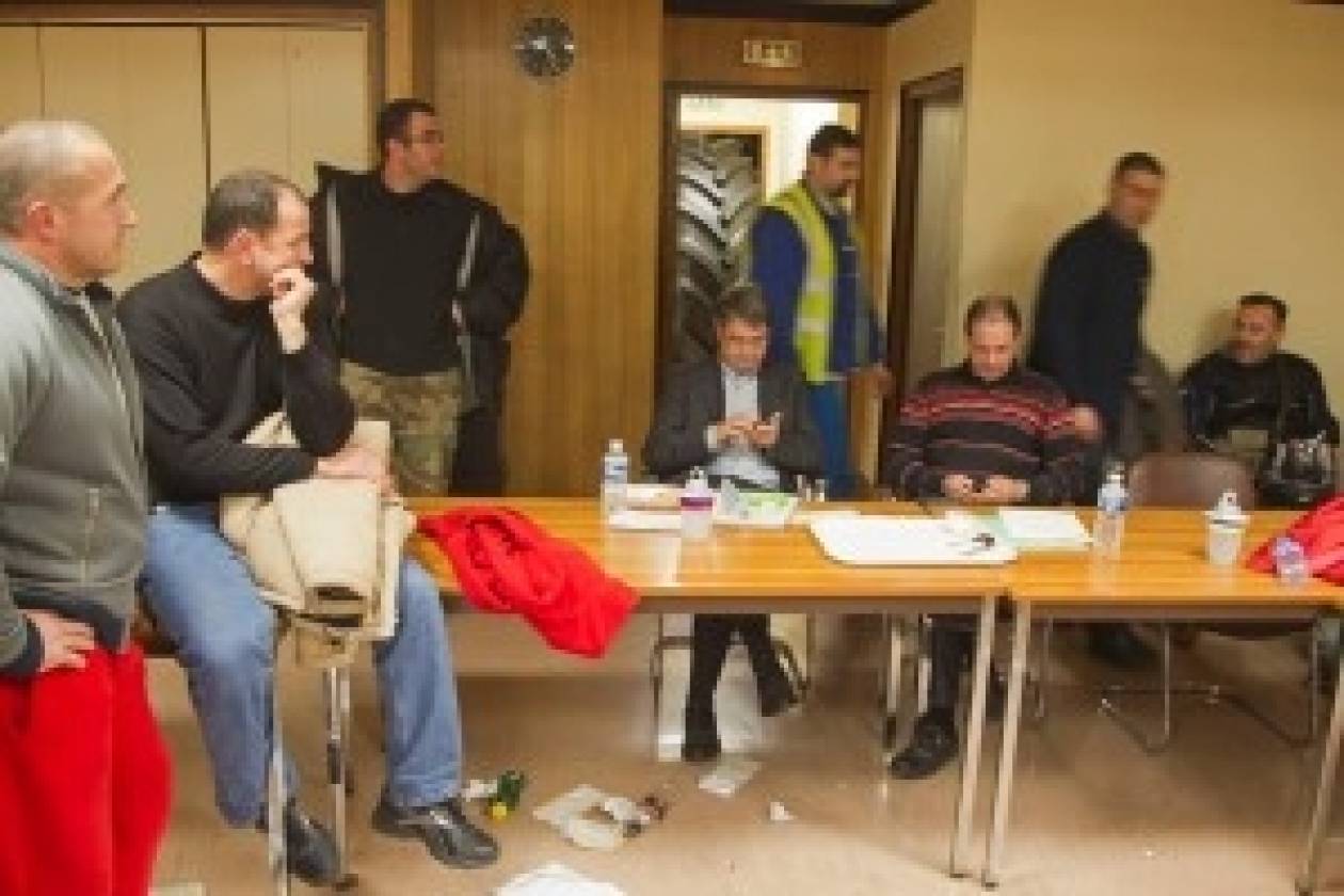 Γαλλία: Ομηροι των εργαζομένων δυο μάνατζερ της Goodyear