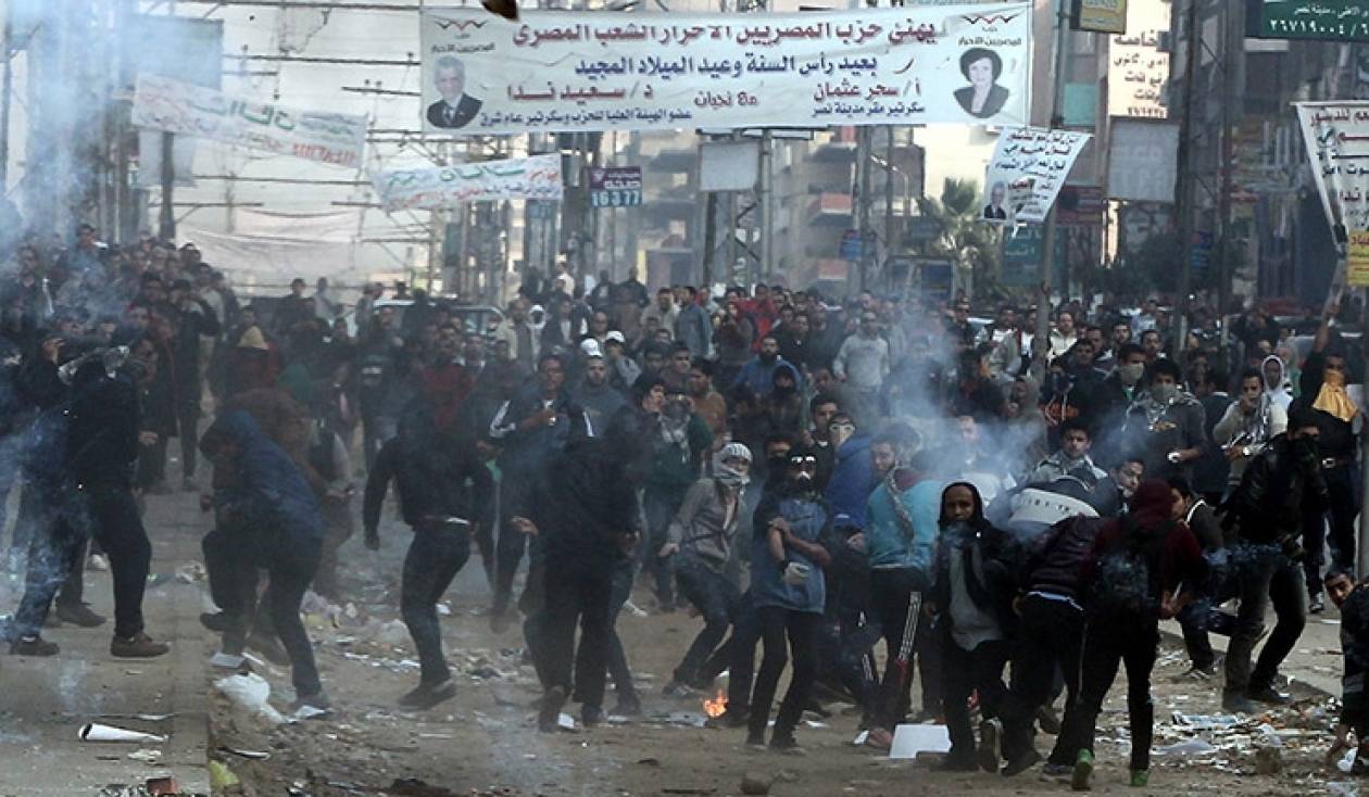 Δεκάδες τραυματίες σε συγκρούσεις στο Κάιρο