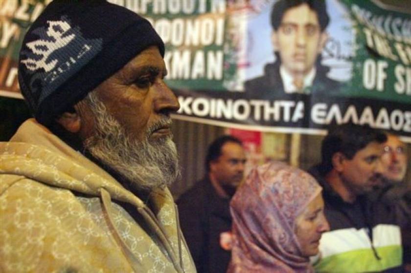 Συγκλονίζουν οι γονείς του Πακιστανού που δολοφονήθηκε στα Πετράλωνα