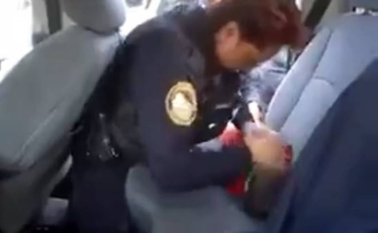 Συγκλονιστικό: Αστυνομικός δίνει το φιλί της ζωής και σώζει αγοράκι!