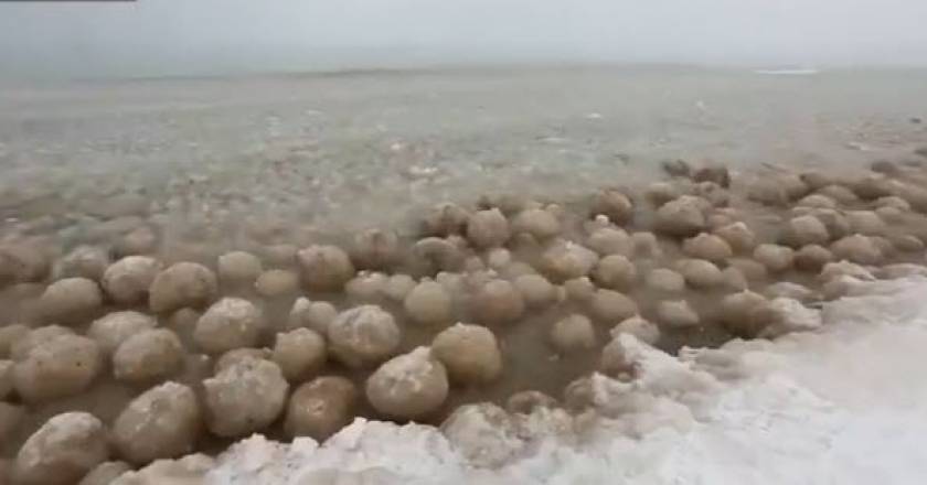 Η λίμνη στο Μίσιγκαν γέμισε με γιγάντια παγάκια! (βίντεο)