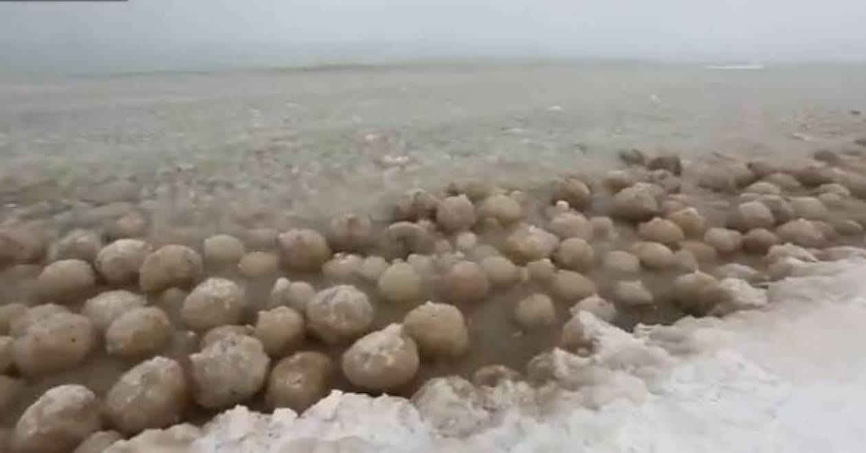 Η λίμνη στο Μίσιγκαν γέμισε με γιγάντια παγάκια! (βίντεο)