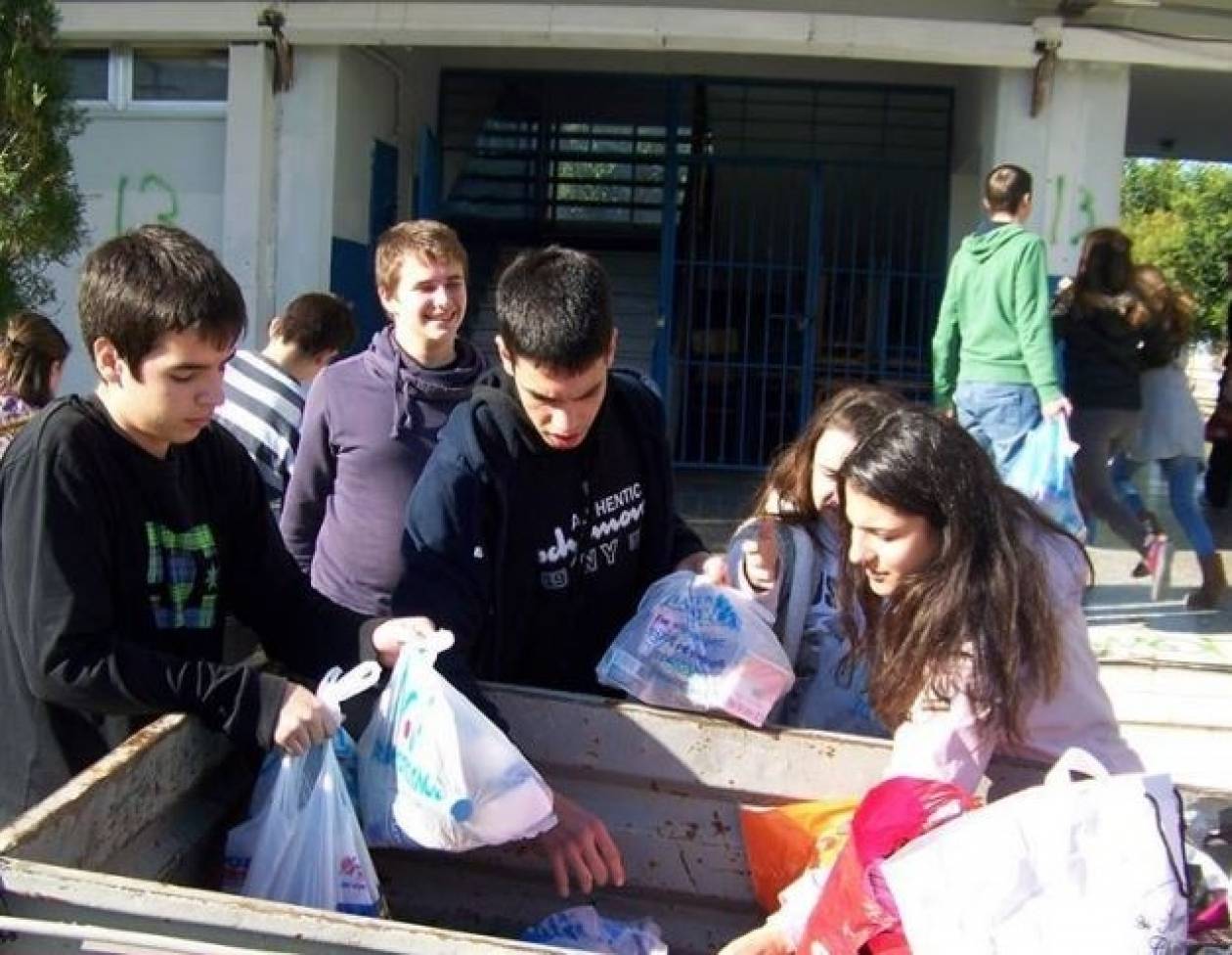 Μαθητές δώρισαν ρούχα και τρόφιμα σε άπορους!
