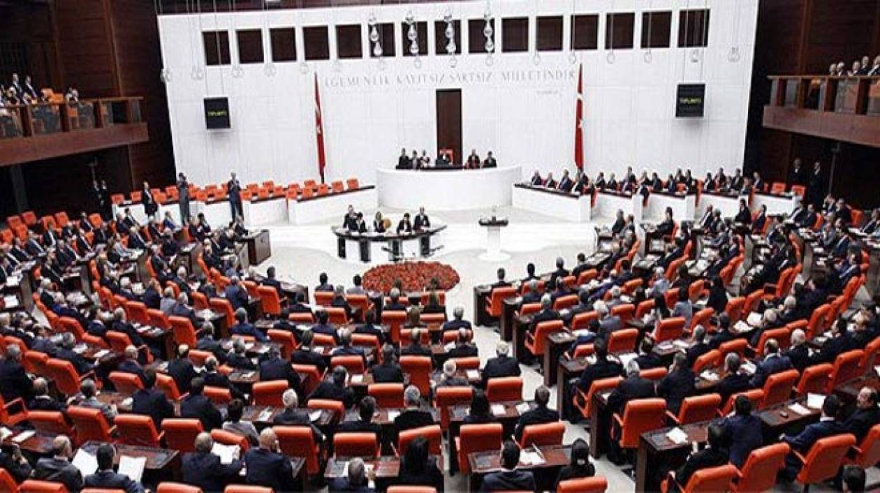 Βουλευτές έπαιξαν ξύλο μέσα στη Βουλή της Τουρκίας