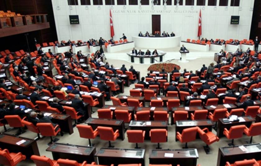 Γροθιές μεταξύ βουλευτών στην τουρκική βουλή