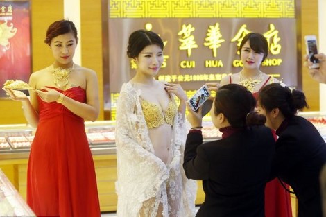 Ακριβά γούστα στην Κίνα: Εσώρουχα 600.000 ευρώ από χρυσό!