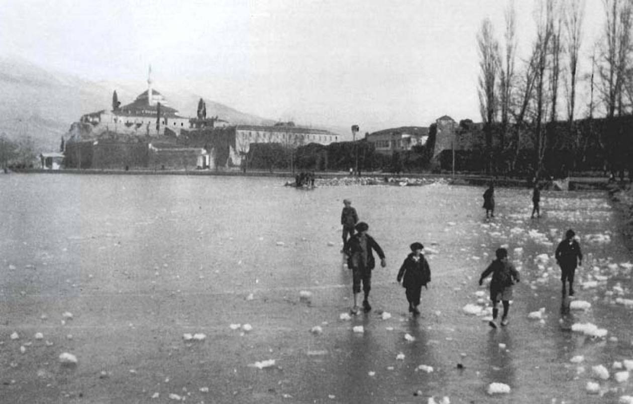 Σπάνιες φωτογραφίες: Δείτε την λίμνη των Ιωαννίνων παγωμένη το 1930!