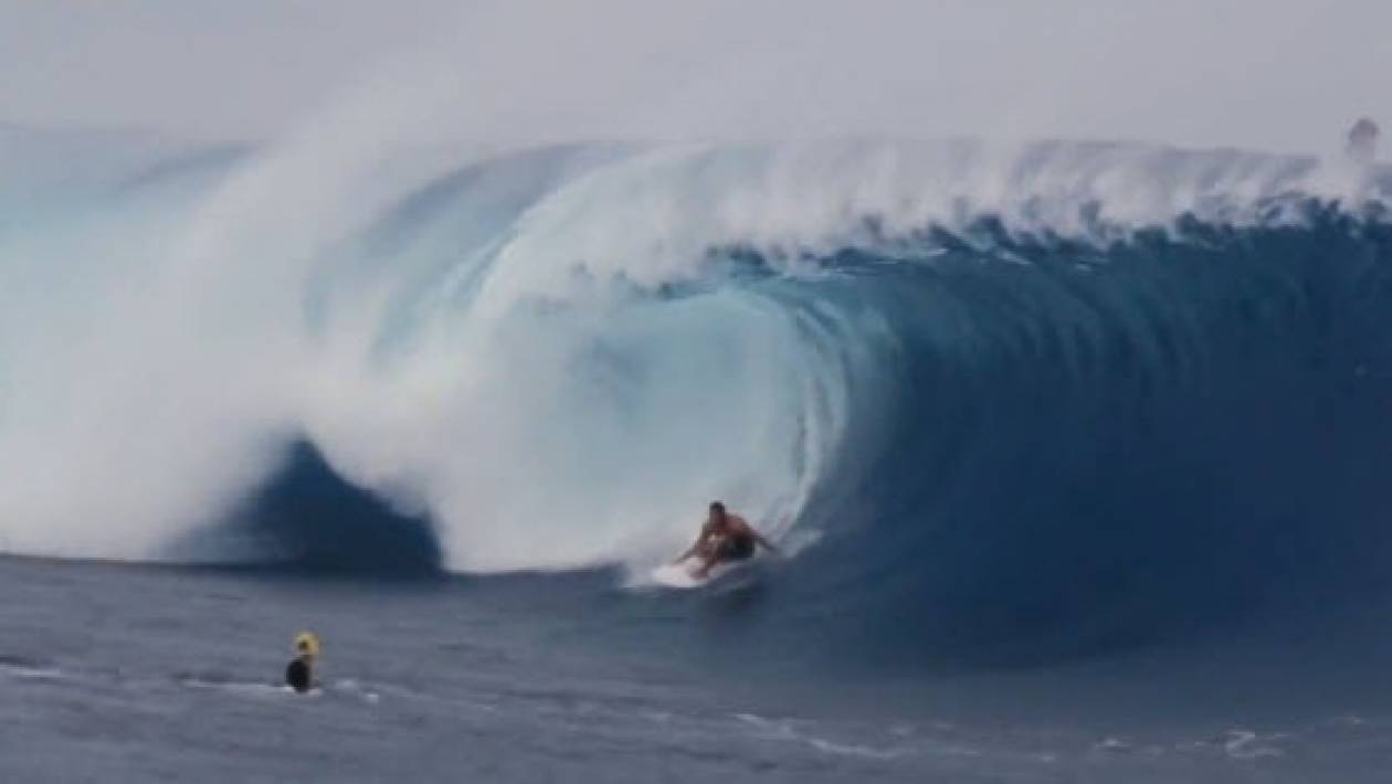 Πελώρια κύματα «καταπίνουν» σέρφερς! (βίντεο)