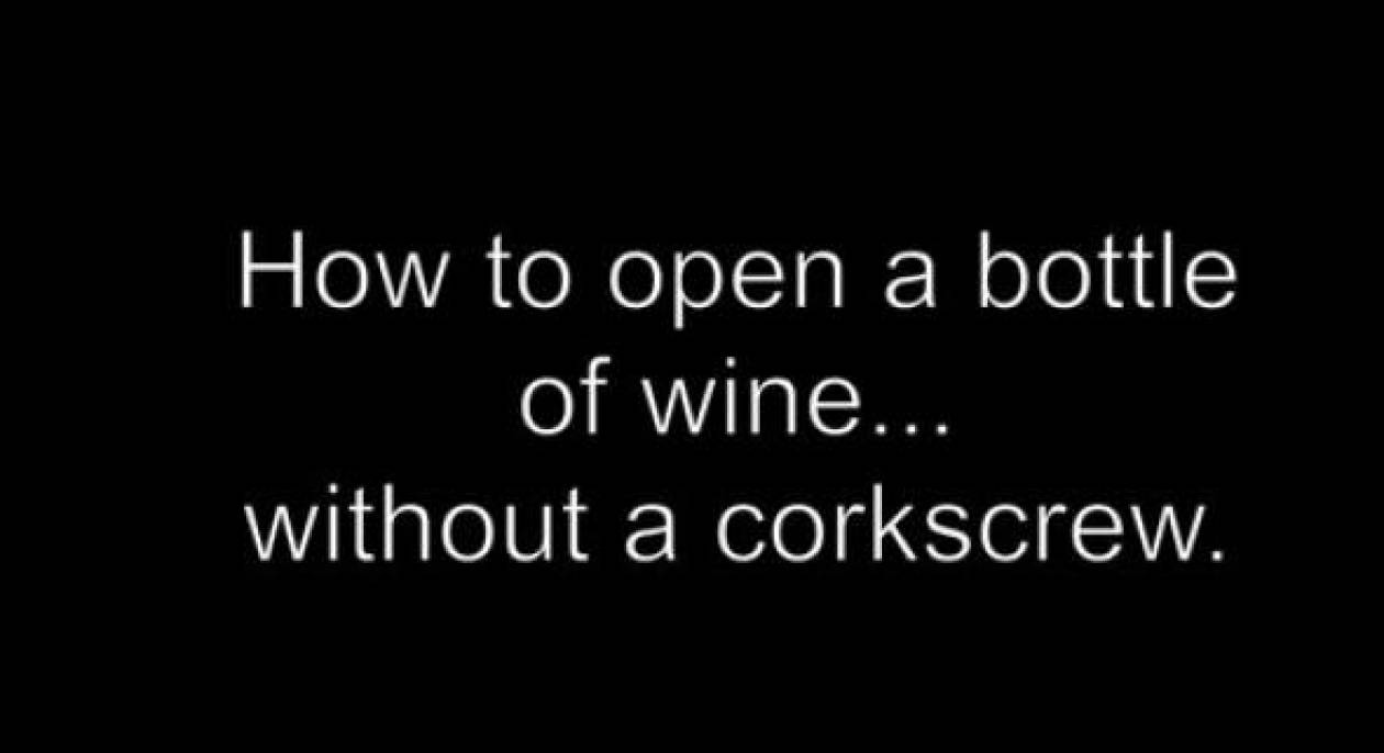 Το βίντεο που σαρώνει: Πώς να ανοίξετε ένα κρασί χωρίς ανοιχτήρι!