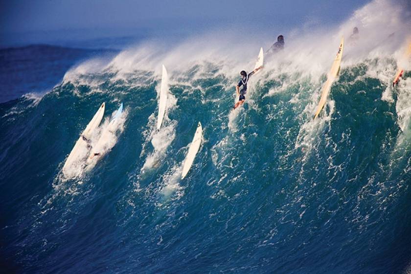 Εντυπωσιακές φωτογραφίες: Δαμάζουν τα κύματα!