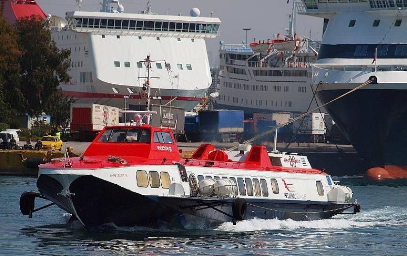 Μηχανική βλάβη καθήλωσε στο λιμάνι του Πειραιά «ιπτάμενο δελφίνι»