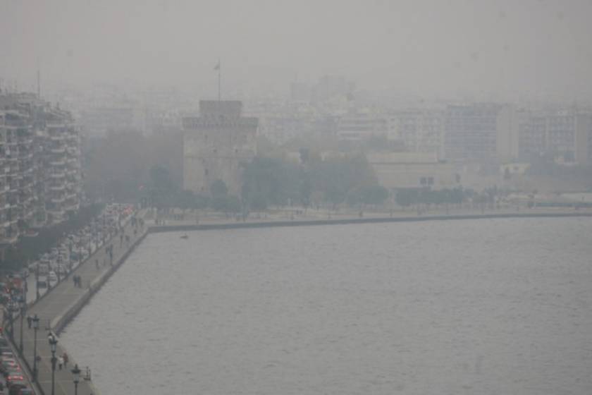 Πυκνή ομίχλη σκέπασε τη Θεσσαλονίκη (vid)