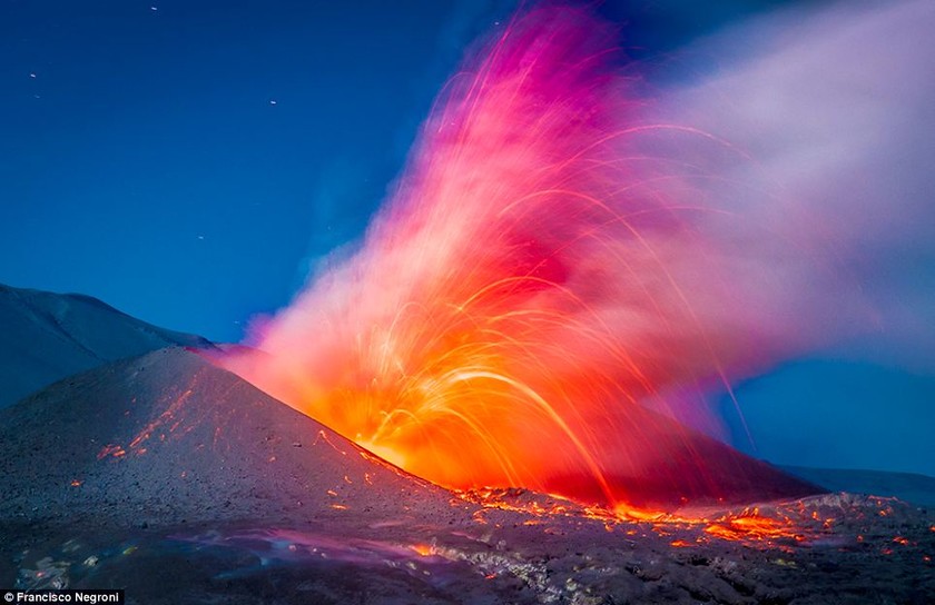 ΦΩΤΟ: Κεραυνοί «χτυπούν» ενεργό ηφαίστειο! 
