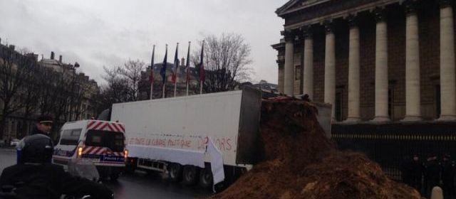 Απίστευτο: Πολίτης άδειασε φορτηγό με κοπριά στη Γαλλική Βουλή (pics)