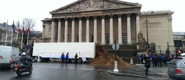 Απίστευτο: Πολίτης άδειασε φορτηγό με κοπριά στη Γαλλική Βουλή (pics)
