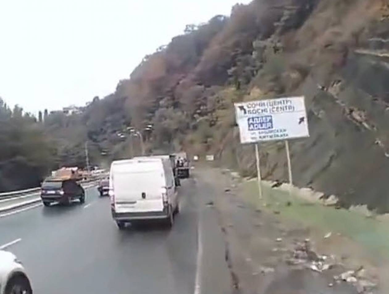 Οδηγός φορτηγού «έχασε» τα φρένα και ακολούθησε το χάος! (βίντεο)