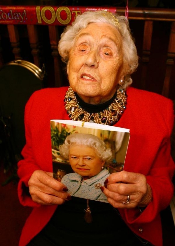 Απίστευτο: Γιόρτασε τα 100 της χρόνια με έναν... στρίπερ! (pics)