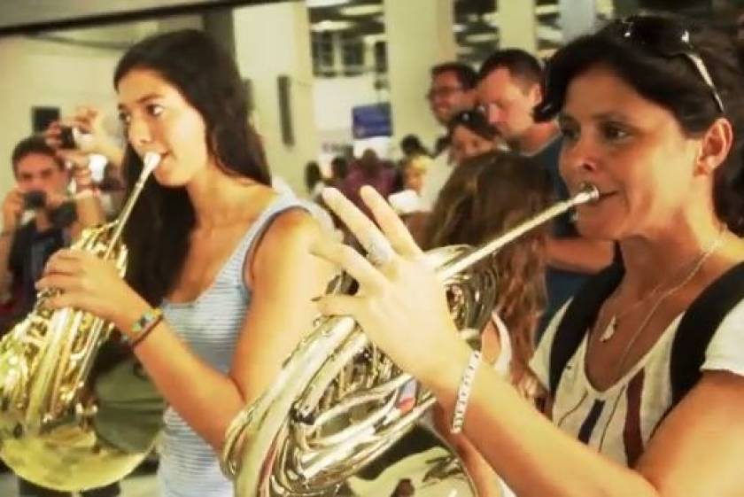 Ισπανική ορχήστρα ξεσήκωσε το «Νίκος Καζαντζάκης» - Χόρεψαν συρτάκι