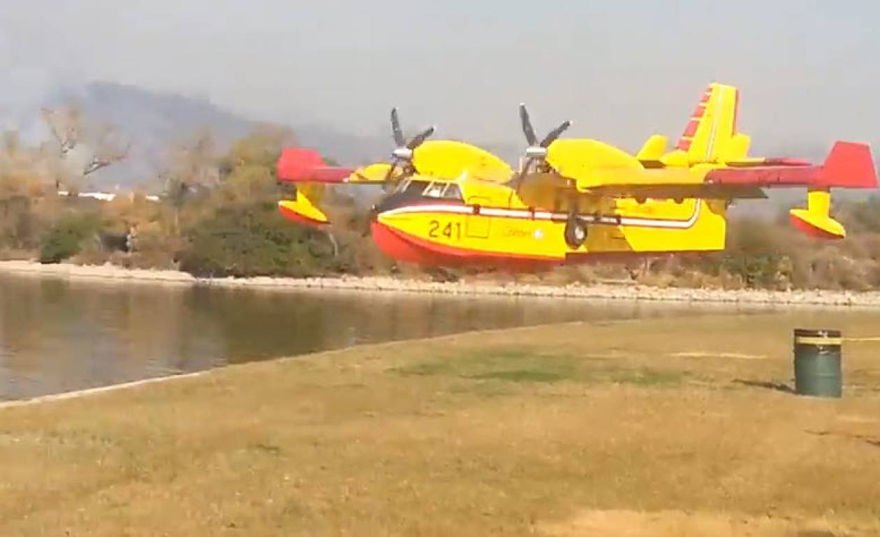 Έτσι παίρνει ένα πυροσβεστικό αεροσκάφος νερό (βίντεο)