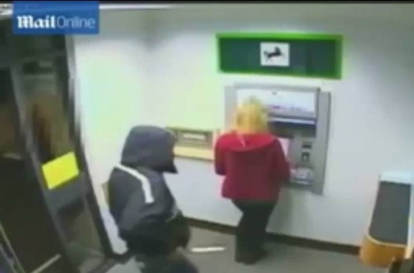 Βίντεο-ΣΟΚ: Η στιγμή που άγνωστος με μαχαίρι ήρθε από πίσω της στο ATM