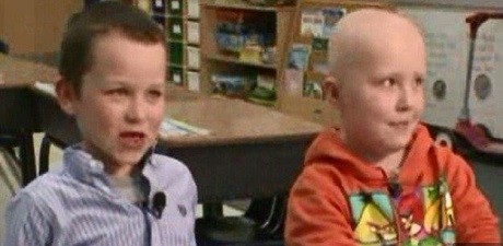 5χρονος ξύρισε το κεφάλι του για να υποστηρίξει φίλο του με καρκίνο